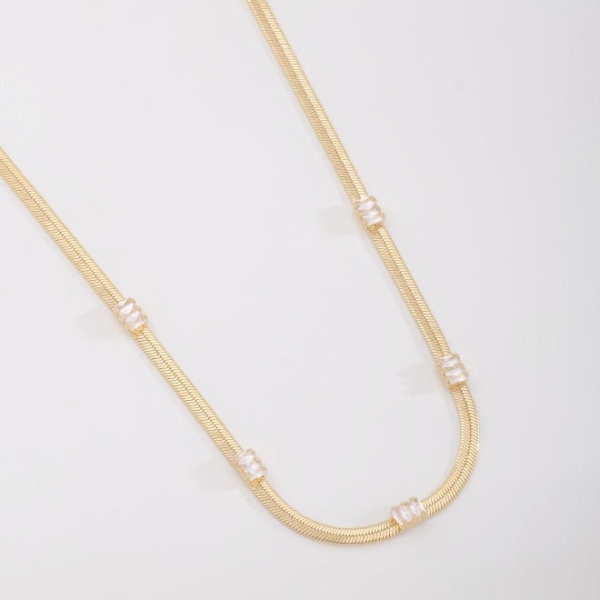 COLAR COM DETALHES EM ZIRCÔNIAS LAPIDADAS